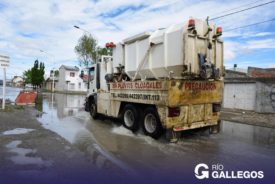 Municipio trabaja en el desagote de calles