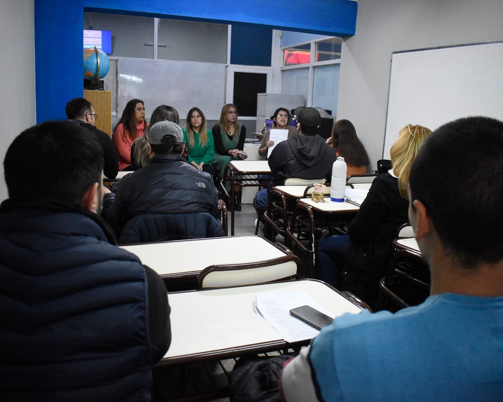 noticiaspuertosantacruz.com.ar - Imagen extraida de: https://www.riogallegos.gob.ar/noticias/reunion-de-trabajo-con-capacitadores-de-la-escuela-de-oficios-y-emprendimientos/