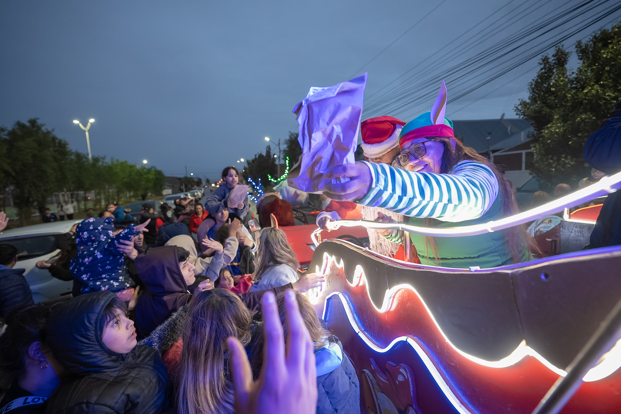 noticiaspuertosantacruz.com.ar - Imagen extraida de: https://www.riogallegos.gob.ar/noticias/navidad-magica-en-rio-gallegos-papa-noel-recorre-los-barrios-con-sorpresas/