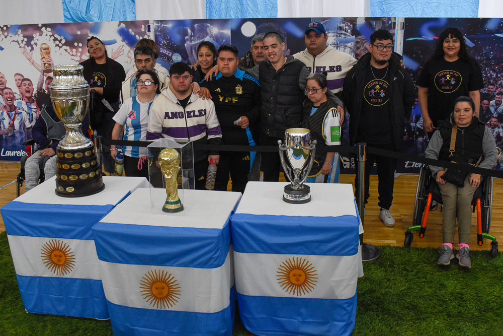 noticiaspuertosantacruz.com.ar - Imagen extraida de: https://www.riogallegos.gob.ar/noticias/emocion-sorpresa-y-alegria-vivieron-vecinos-y-vecinas-al-ver-la-copa-del-mundo-la-finalissima-y-la-copa-america/