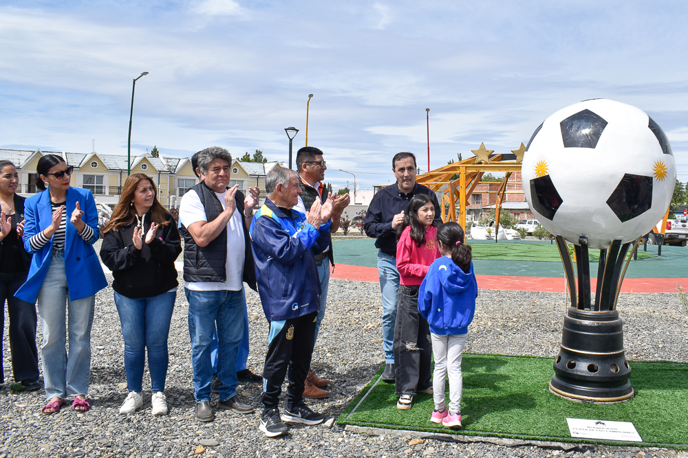 noticiaspuertosantacruz.com.ar - Imagen extraida de: https://www.riogallegos.gob.ar/noticias/pablo-grasso-inauguro-la-plaza-de-los-campeones-reitero-que-habra-un-partido-de-copa-argentina-en-rio-gallegos-y-dio-detalles-sobre-la-reinauguracion-del-estadio-de-ferrocarril-ycf/