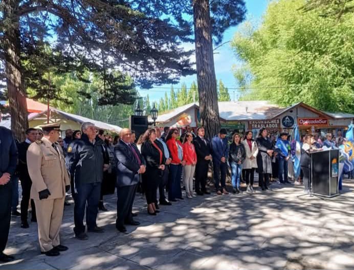 noticiaspuertosantacruz.com.ar - Imagen extraida de: https://www.riogallegos.gob.ar/noticias/secretarias-municipales-acompanaron-un-nuevo-aniversario-del-bautismo-del-lago-argentino/