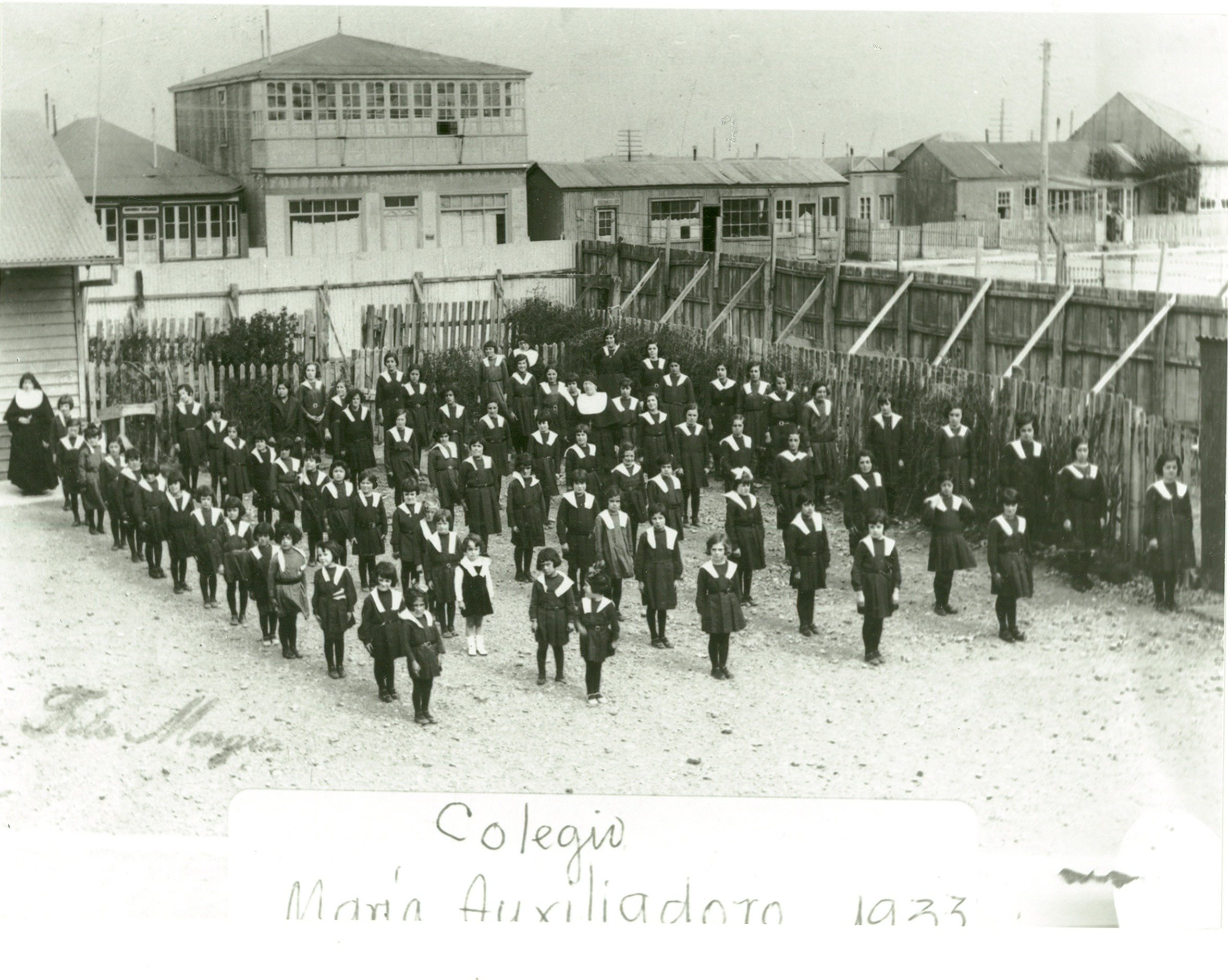 Roil-770 Colegio María Auxiliadora - Ed. 2 plantas abajo Fot. Francisco Ramos arriba Club Yugoslavo - 1933